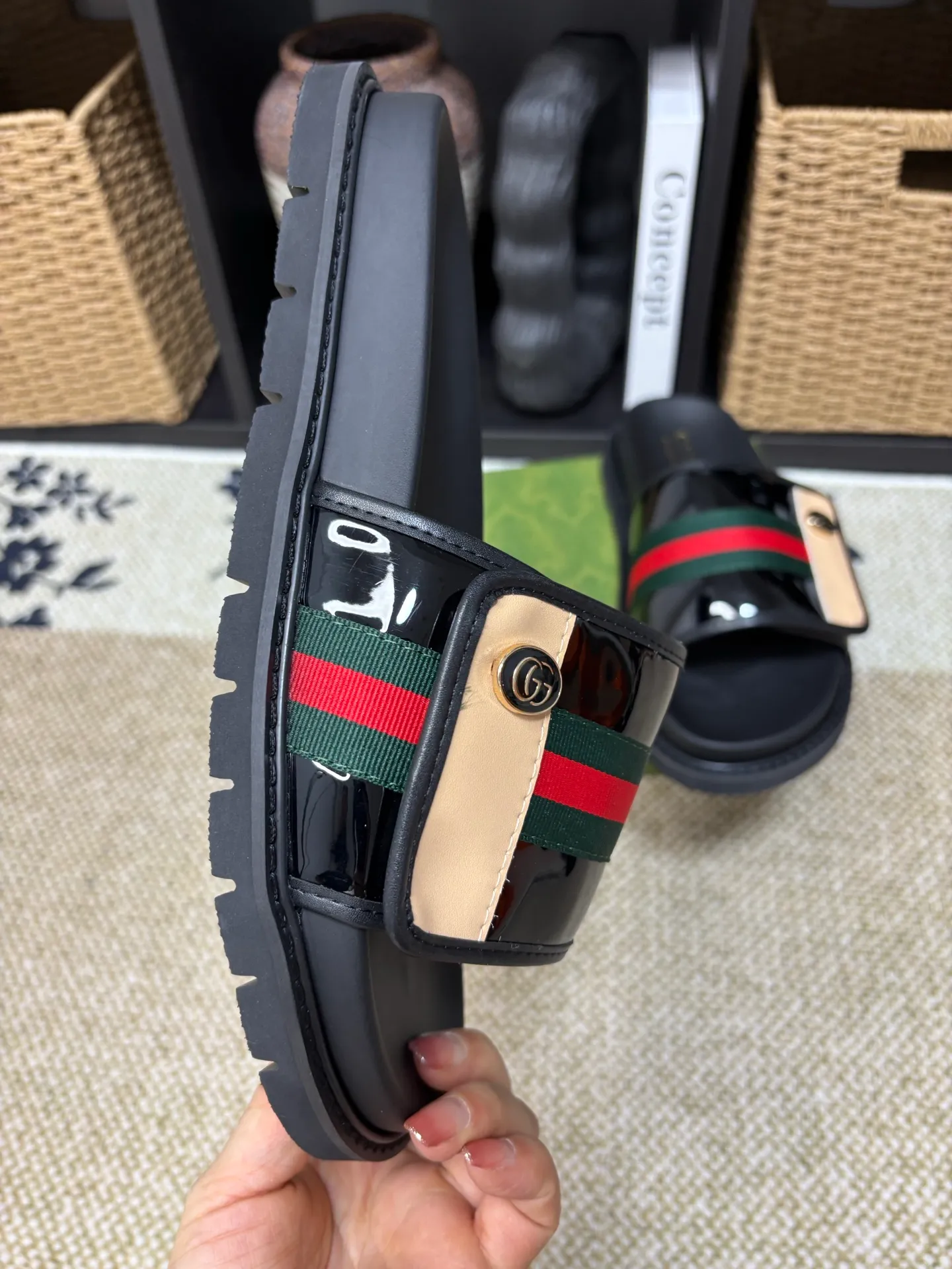 Factory 💰 300 yuan Gucci slippers] high-end men's shoes brand official website 1:1 latest masterpiece: original mold customization, the fabric is made of imported original materials, upgraded outsole, lighter and non-slip. The market's top quality, simple yet tasteful, a must-have for fashionistas, fashionable at your feet, full of confidence, the same style at the counter 👍The season of summer slippers is here. Code: 38-45 (45 customized)